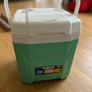 NEW 12 Quart Igloo Mint Green and White 18-Pack Cooler NEW IGLOO